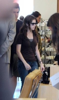  Anna Kendrick shopping with a guy