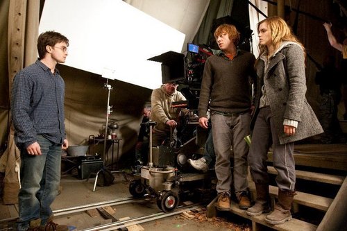  Behind the scenes of Deathly Hallows- trio with David Yates