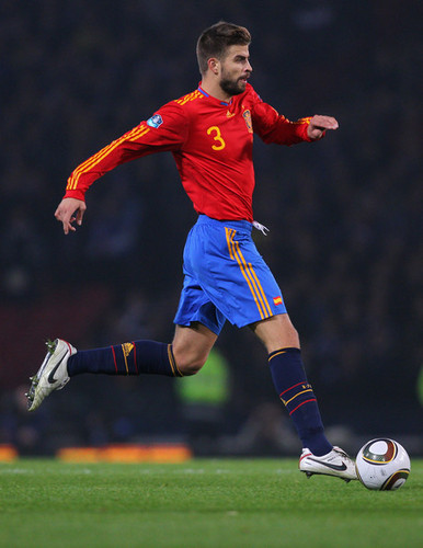  Gerard Piqué playing for national team