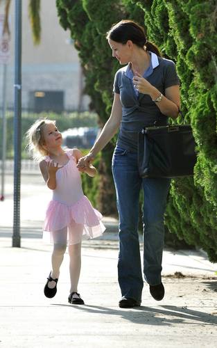  Jennifer Garner & violeta Affleck: Tutu Cute!