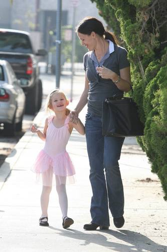  Jennifer Garner & kulay-lila Affleck: Tutu Cute!