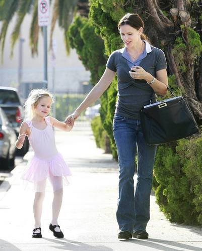  Jennifer Garner & kulay-lila Affleck: Tutu Cute!