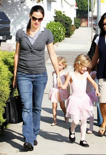  Jennifer Garner & tolet, violet Affleck: Tutu Cute!