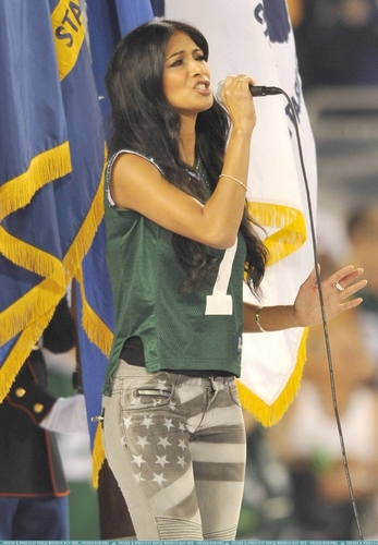  Nicole performs the National Anthem at the Jets início game 9/13/10