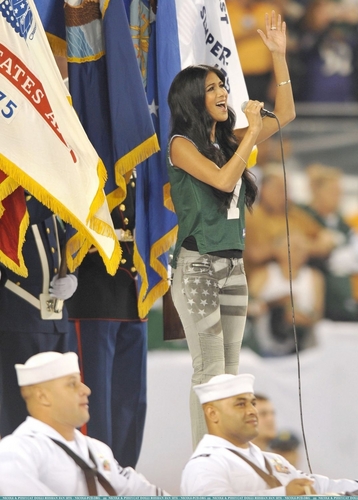  Nicole performs the National Anthem at the Jets 집 game 9/13/10