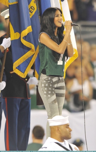  Nicole performs the National Anthem at the Jets trang chủ game 9/13/10