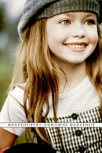  Renesmee smiling at Alice