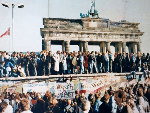  The fall of the Berlin mur [1989]