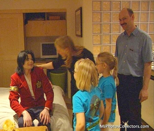  loup Family Visits MJ At Neverland (June, 2003)