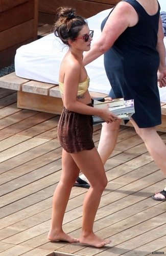 2010-10-16 Shenae Grimes Showing Off Her Classic Bikini In Hawaii 