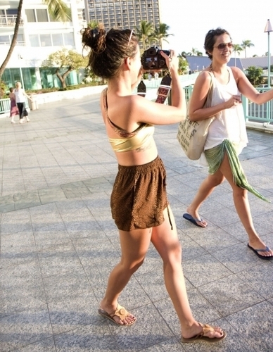  2010-10-16 Shenae Grimes walking back to her hotel in Oahu, Hawaii