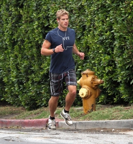  2010-10-16 Trevor is spotted out jogging in Hollywood