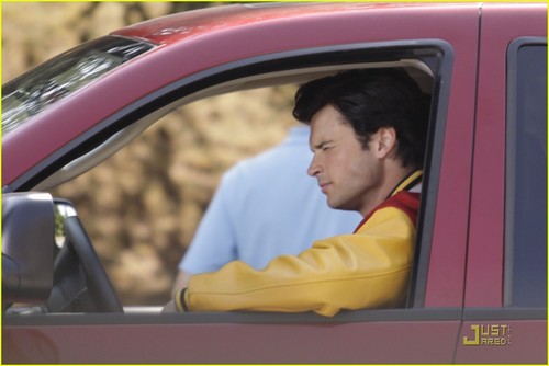 Tom on set "Smallville"