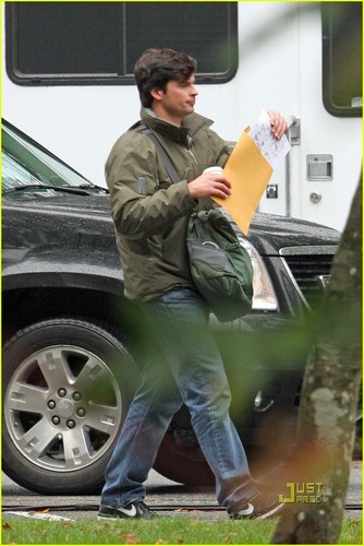  Tom on set Thị trấn Smallville