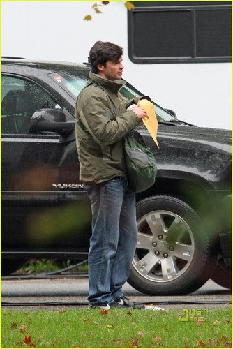  Tom on set Thị trấn Smallville