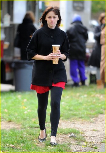  Alexis Bledel@ set of her new film بنفشی, وایلیٹ & Daisy, on Friday (October 22)