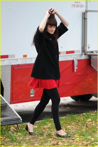  Alexis Bledel@ set of her new film kulay-lila & Daisy, on Friday (October 22)