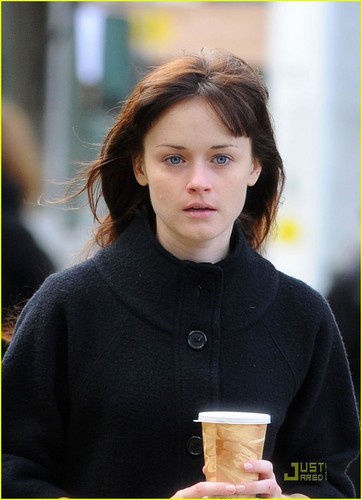  Alexis Bledel@ set of her new film بنفشی, وایلیٹ & Daisy, on Friday (October 22)