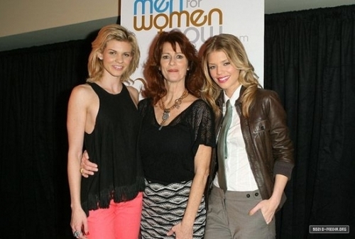  AnnaLynne @ "Choose To Fight On" Fashion tampil