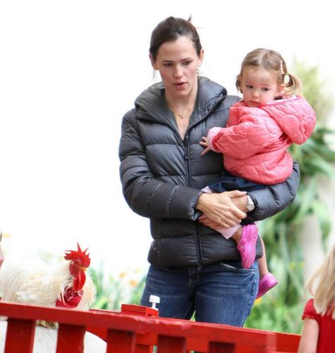  Jen takes বেগুনী and Seraphina to a Petting Zoo!