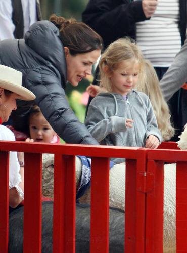  Jen takes violet and Seraphina to a Petting Zoo!