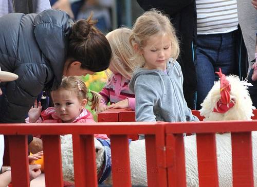  Jen takes violett and Seraphina to a Petting Zoo!