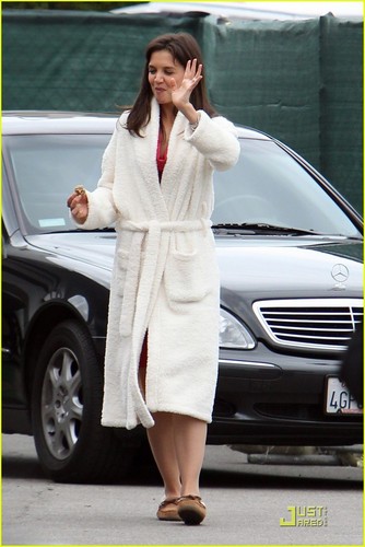  Katie Holmes Wears A Big банный халат, халат