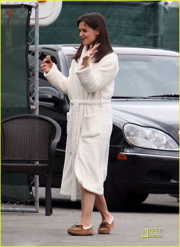  Katie Holmes Wears A Big mantel mandi, jubah mandi