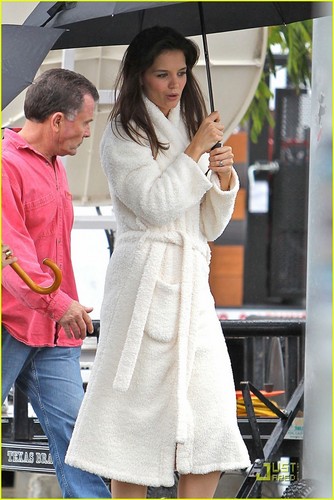  Katie Holmes Wears A Big mantel mandi, jubah mandi