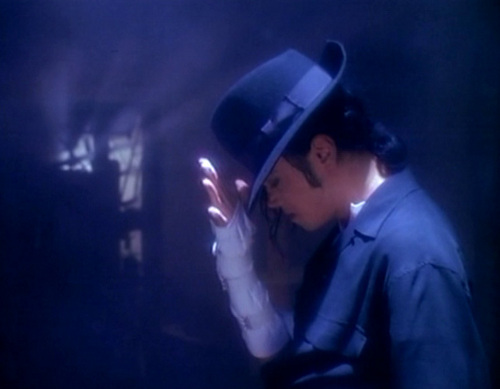  MJ doing the 표범, 팬더 dance:)