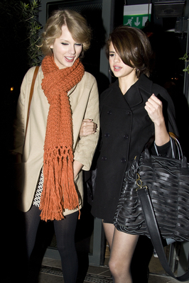  October 21 - Out in Лондон With Selena Gomez