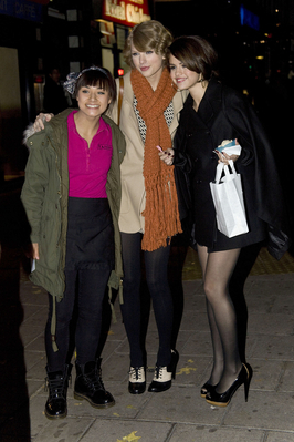  October 21 - Out in Luân Đôn With Selena Gomez