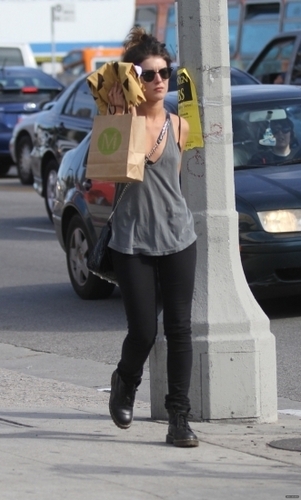 2010-10-27 Shenae Grimes rides her bike for lunch at M Cafe in West Hollywood