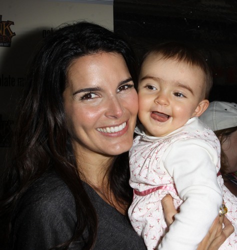 Angie Harmon Unveils Her New leite Mustache Ad