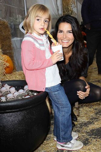  Angie Harmon Unveils Her New leche Mustache Ad