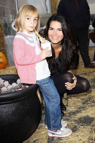  Angie Harmon Unveils Her New leche Mustache Ad