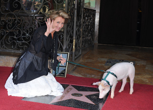  Emma Thompson Gets a bituin on the Walk of Fame