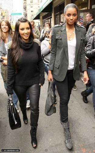  Kim and Ciara are spotted together in Tribeca for a lunch ngày 10/25/10