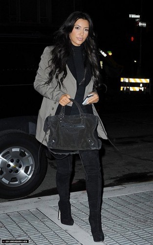 Kim out and about in New York, later spotted with Kourtney 10/29/10 ...