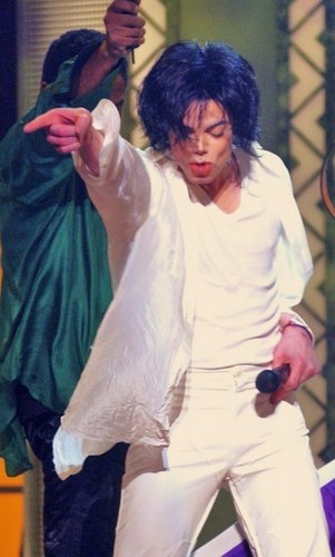  MJ performing