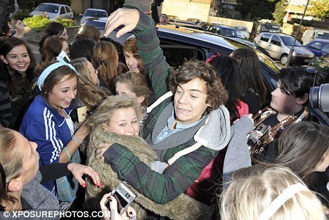  One Direction getting mobbed! :O