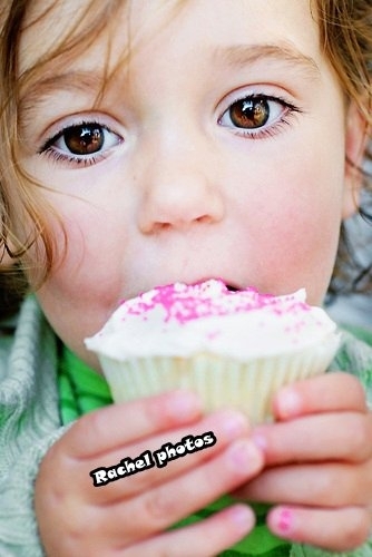  Renesmee teying a petit gâteau, cupcake