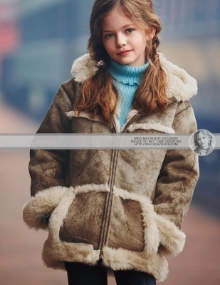  Renesmee wearing a пальто