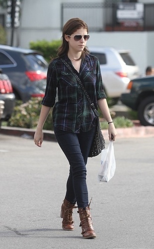  Anna Kendrick in West Hollywood, 30/10/10