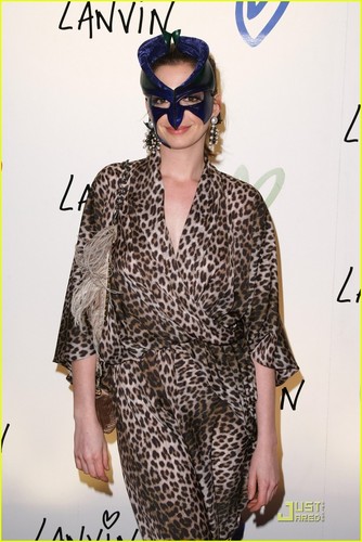  Anne Hathaway Gets Catty for Halloween Bash