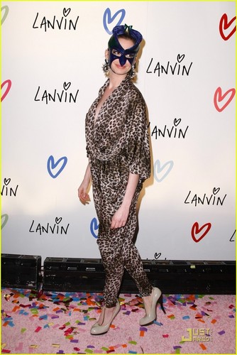  Anne Hathaway Gets Catty for 할로윈 Bash