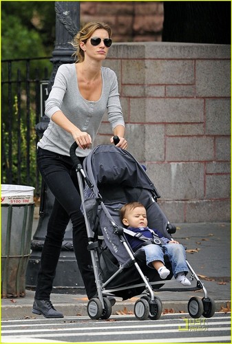 Gisele Bundchen & Baby Benjamin: Central Park Pair