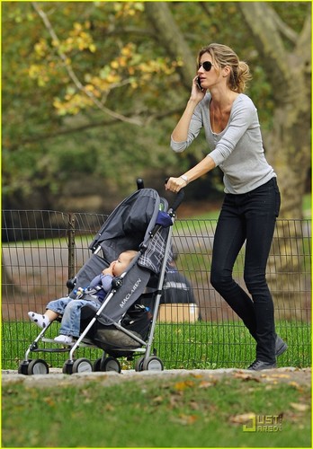  Gisele Bundchen & Baby Benjamin: Central Park Pair