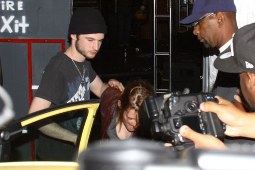  July 9, 2010 Kristen Stewart Leaves the Troubador