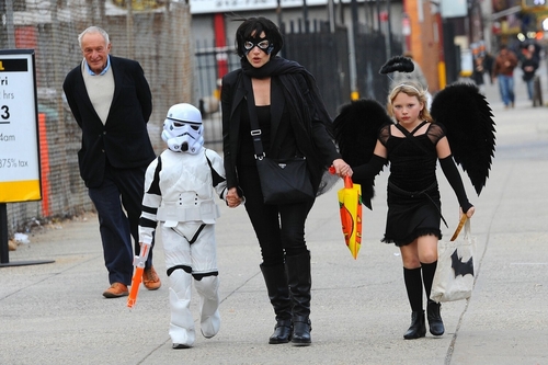  Kate Winslet and kids celebrate হ্যালোইন in the West Village